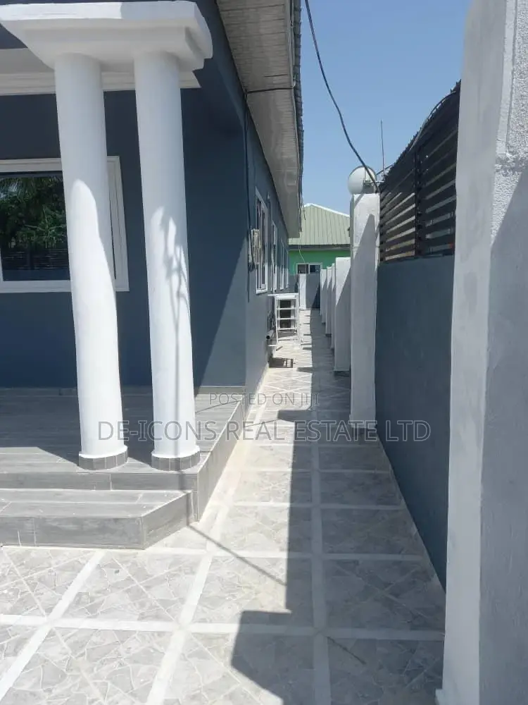 3bdrm Mansion in De-Icons Real Estate, Awutu Senya East Municipal