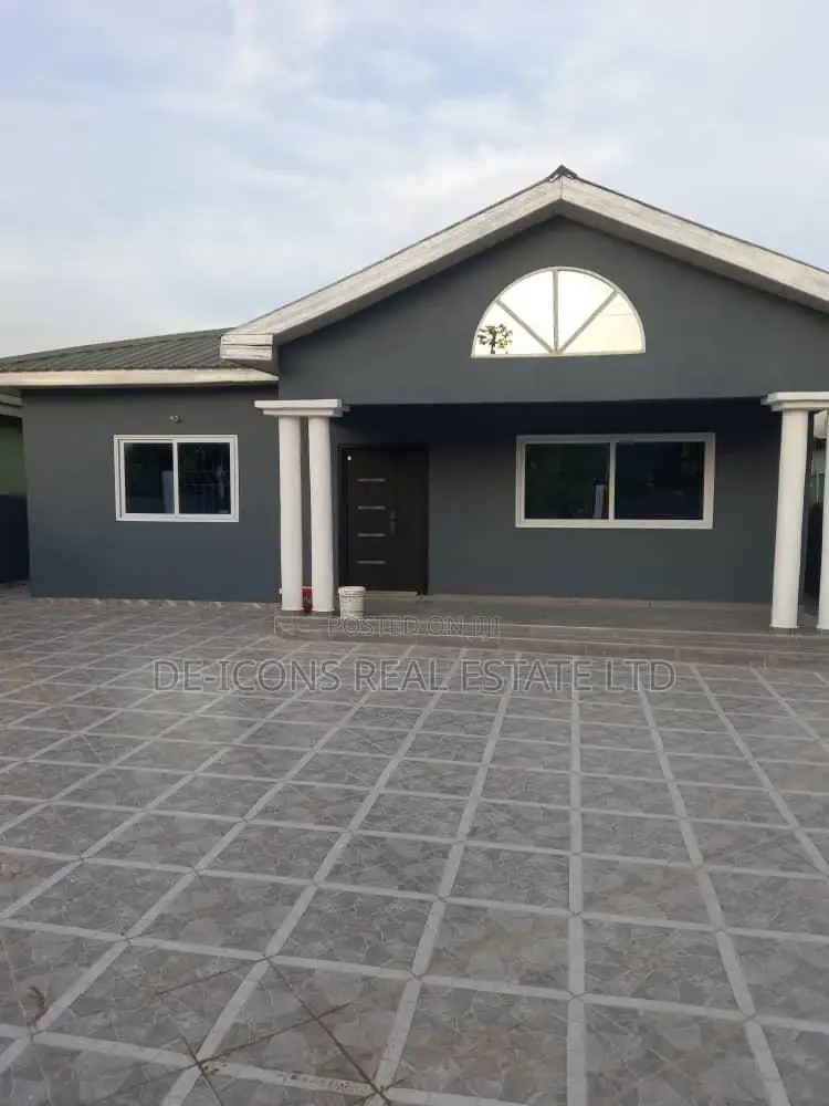 3bdrm Mansion in De-Icons Real Estate, Awutu Senya East Municipal