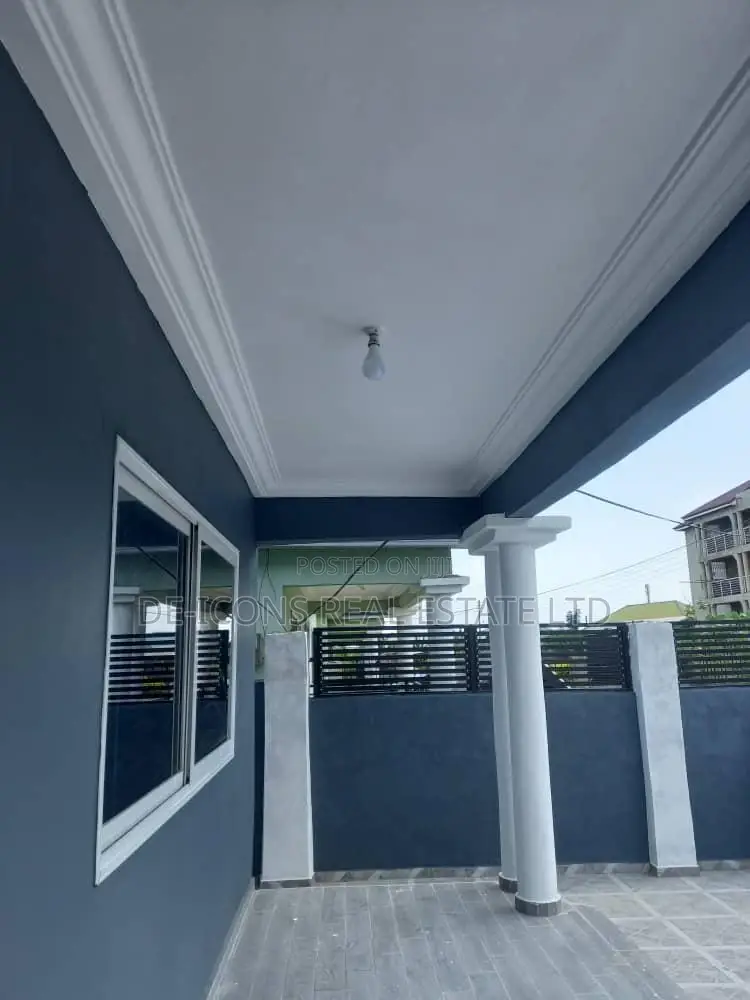 3bdrm Mansion in De-Icons Real Estate, Awutu Senya East Municipal