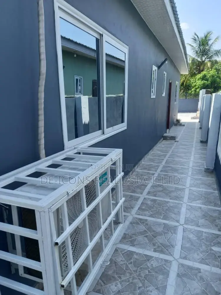 3bdrm Mansion in De-Icons Real Estate, Awutu Senya East Municipal