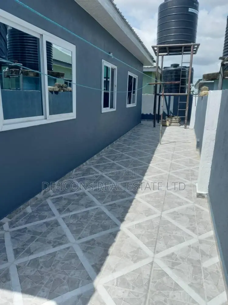 3bdrm Mansion in De-Icons Real Estate, Awutu Senya East Municipal