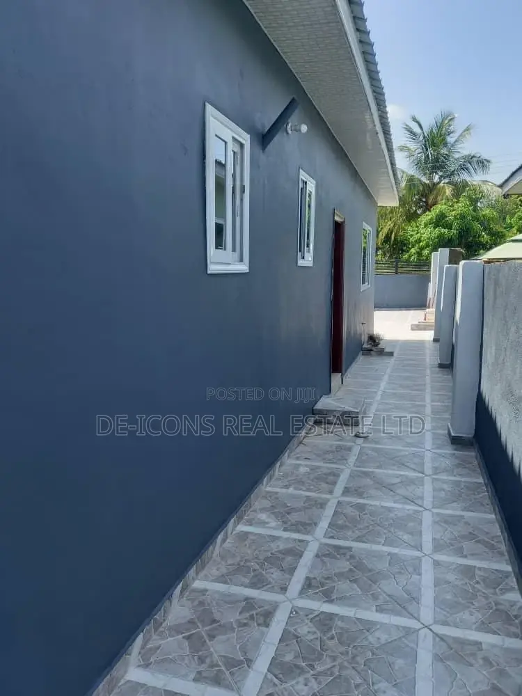 3bdrm Mansion in De-Icons Real Estate, Awutu Senya East Municipal