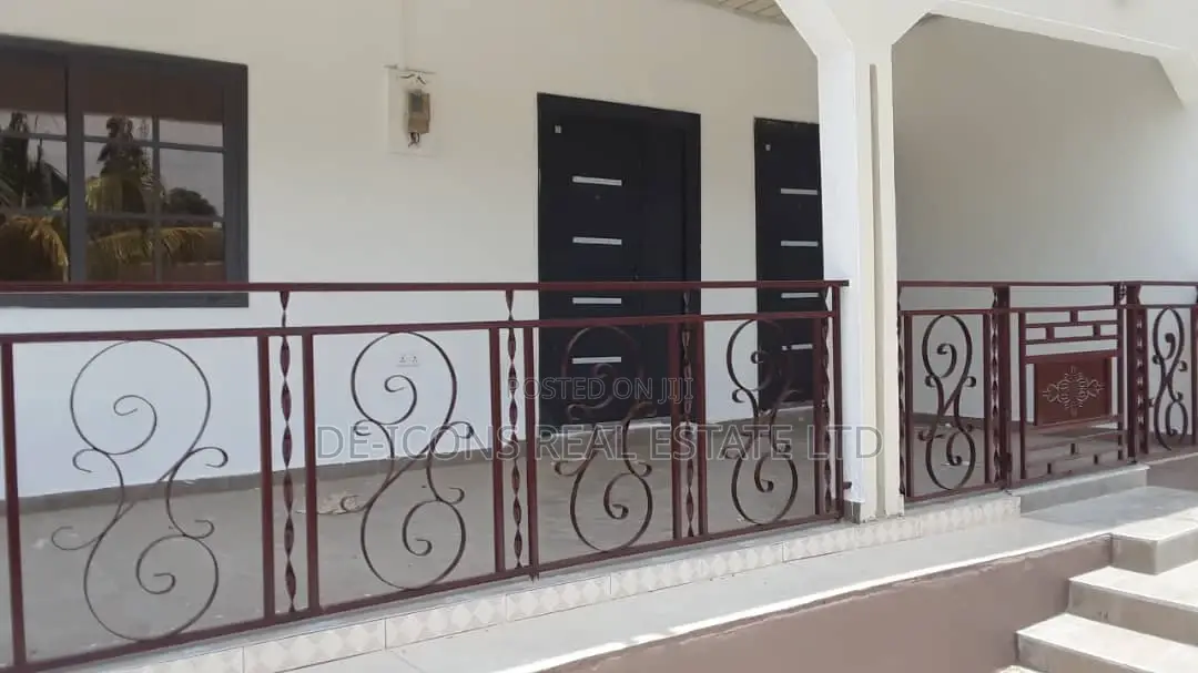 3bdrm Mansion in De-Icons Real Estate, Awutu Senya East Municipal