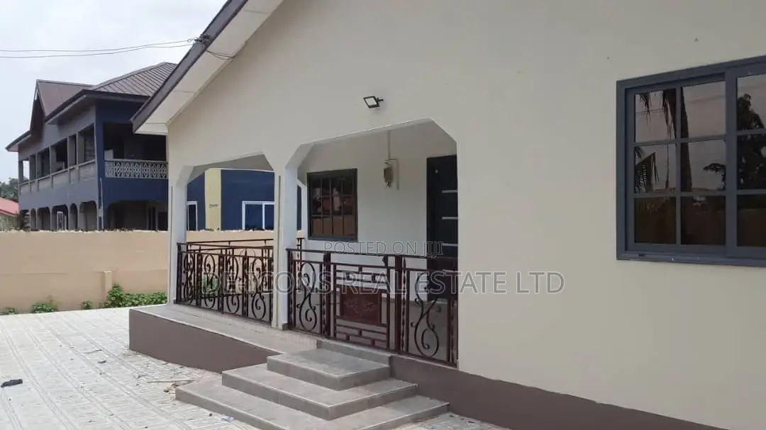 3bdrm Mansion in De-Icons Real Estate, Awutu Senya East Municipal