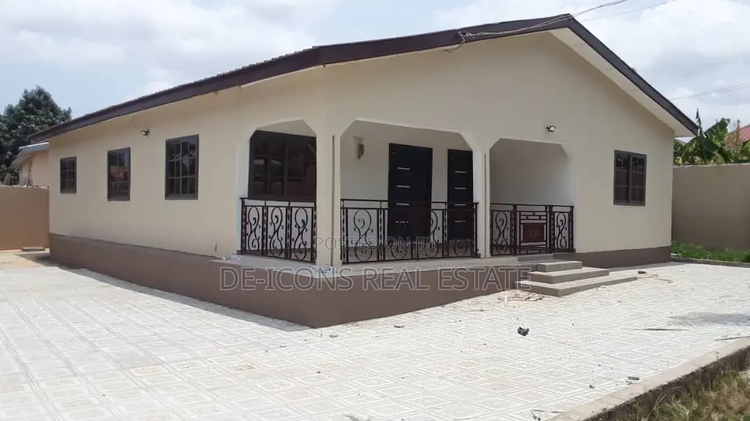 3bdrm Mansion in De-Icons Real Estate, Awutu Senya East Municipal
