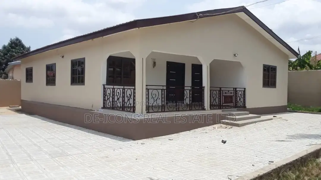 3bdrm Mansion in De-Icons Real Estate, Awutu Senya East Municipal