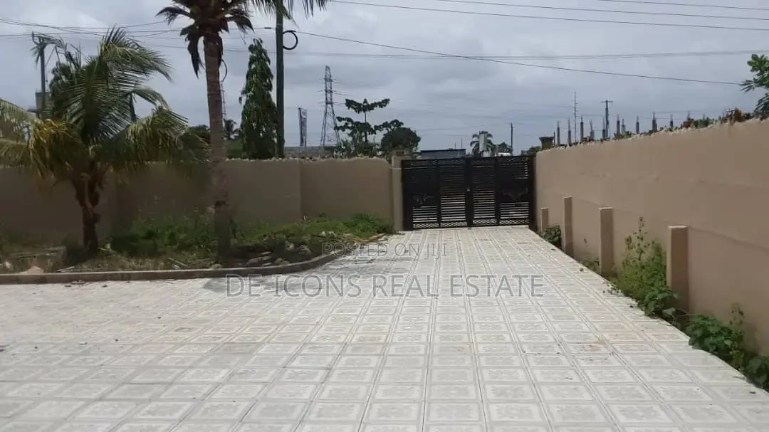 3bdrm Mansion in De-Icons Real Estate, Awutu Senya East Municipal
