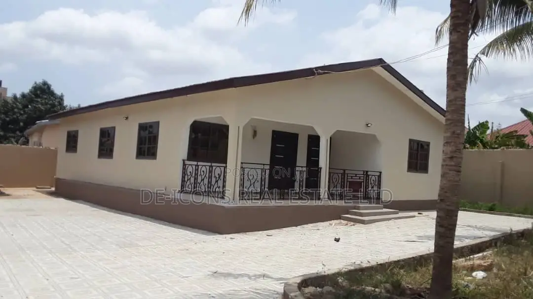 3bdrm Mansion in De-Icons Real Estate, Awutu Senya East Municipal