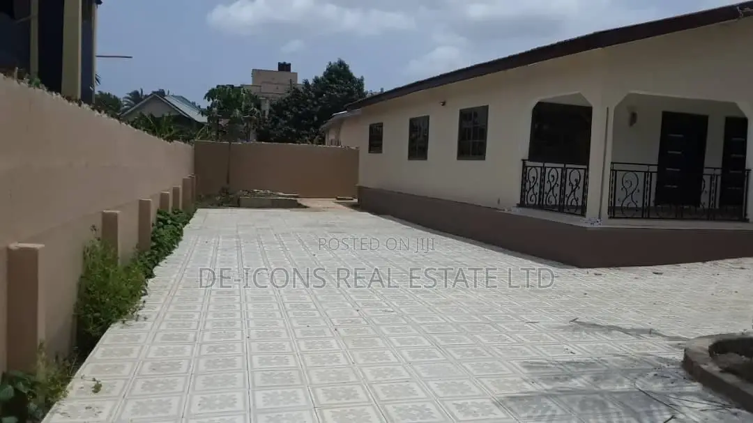 3bdrm Mansion in De-Icons Real Estate, Awutu Senya East Municipal