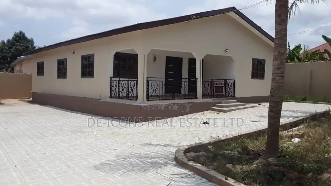 3bdrm Mansion in De-Icons Real Estate, Awutu Senya East Municipal