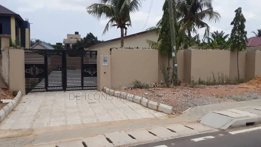 3bdrm Mansion in De-Icons Real Estate, Awutu Senya East Municipal