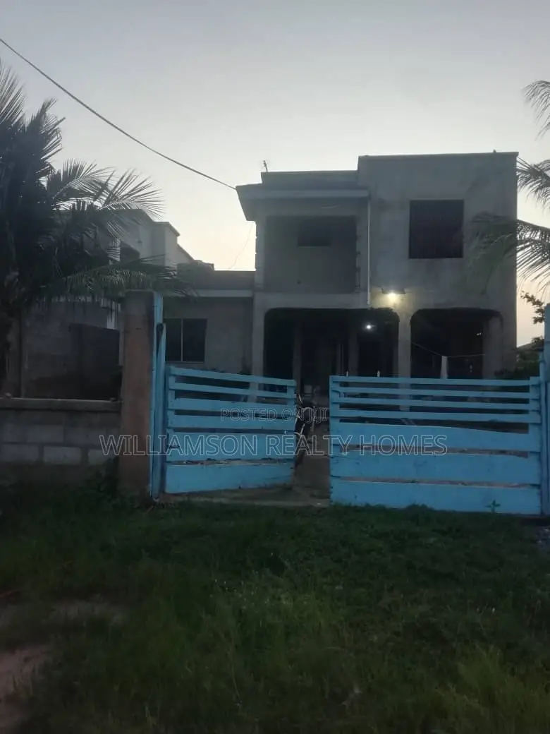 Uncompleted 4bedrooms Duplex Hse for Sale at Borteyman