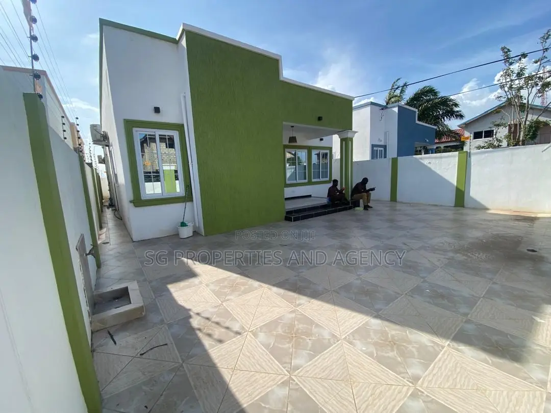 3bdrm House in Ecobank, Spintex for rent