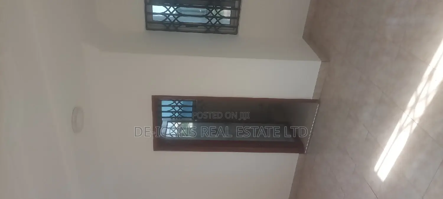 1bdrm Duplex in De-Icons Real Estate, Awutu Senya East Municipal