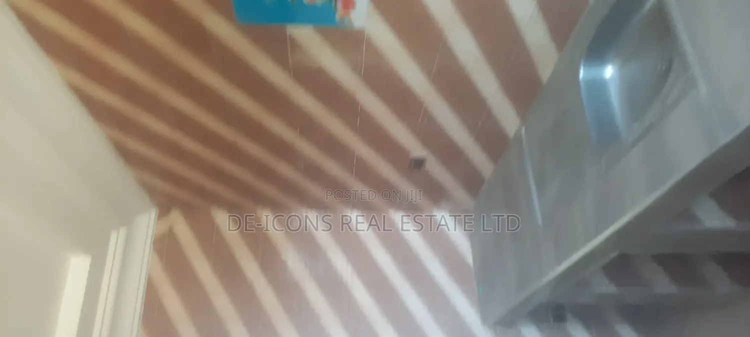 1bdrm Duplex in De-Icons Real Estate, Awutu Senya East Municipal