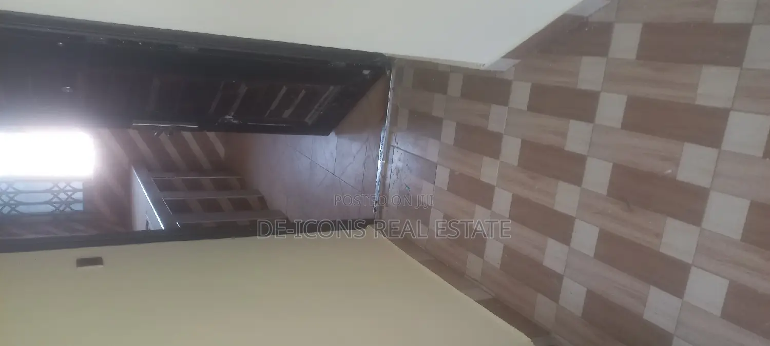 1bdrm Duplex in De-Icons Real Estate, Awutu Senya East Municipal