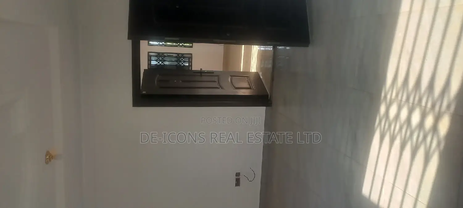 1bdrm Duplex in De-Icons Real Estate, Awutu Senya East Municipal