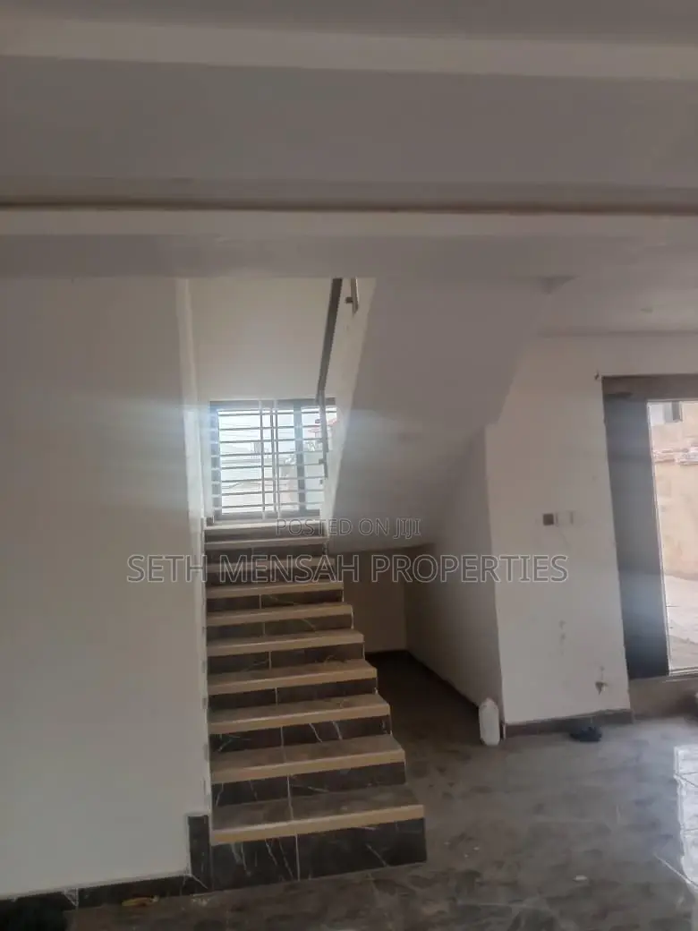 4bdrm House in Skm, Achimota for sale