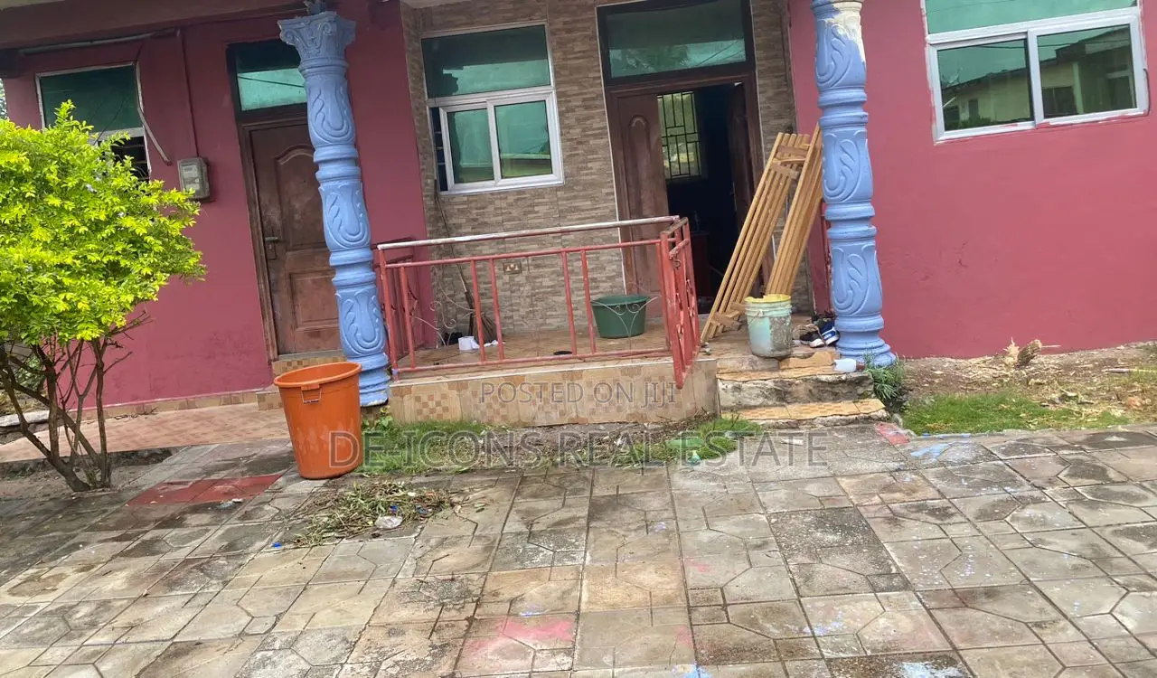 2bdrm House in De-Icons Real Estate, Awutu Senya East Municipal