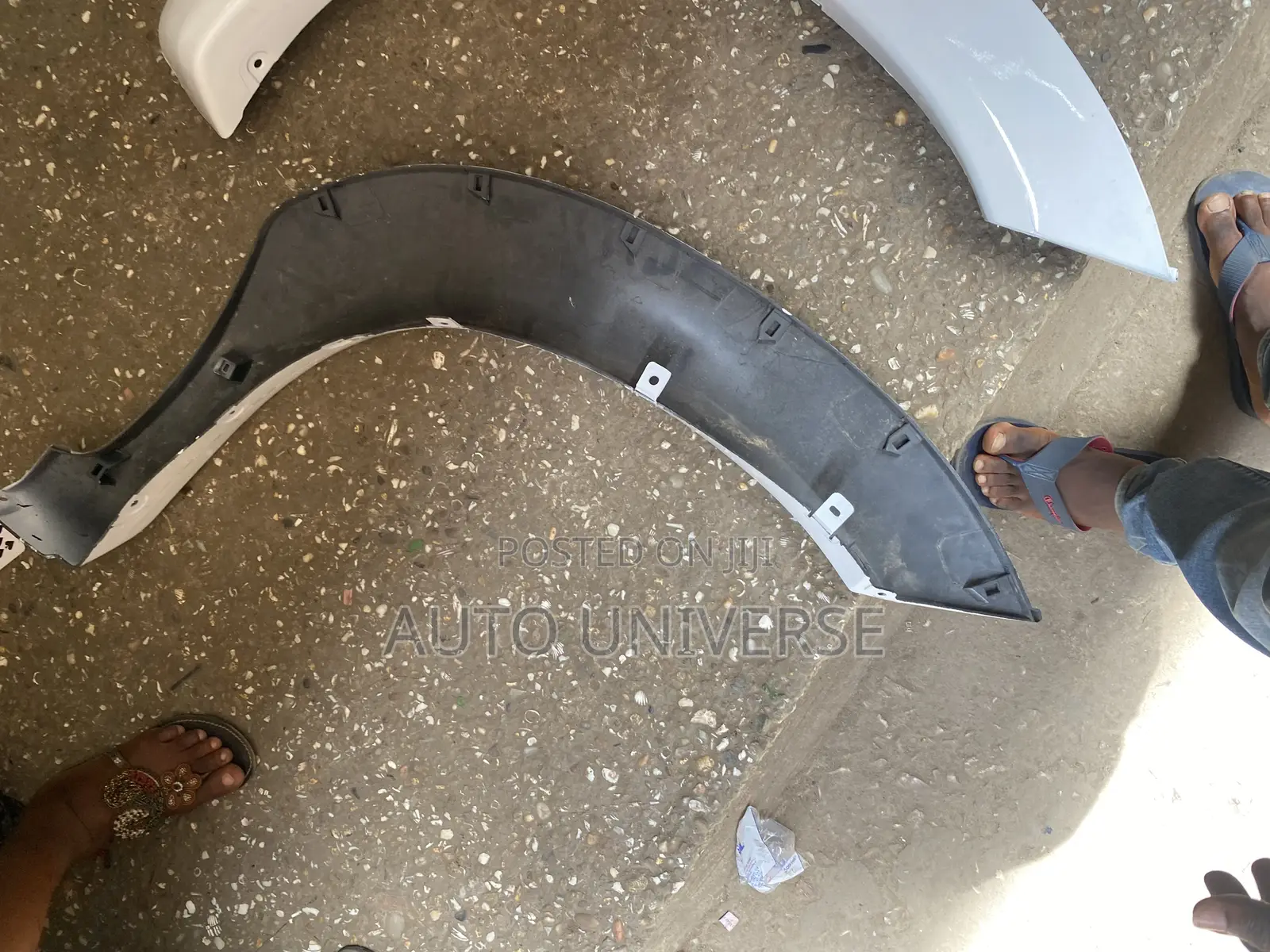 Toyota Fortuner Top Tire Moulding Available
