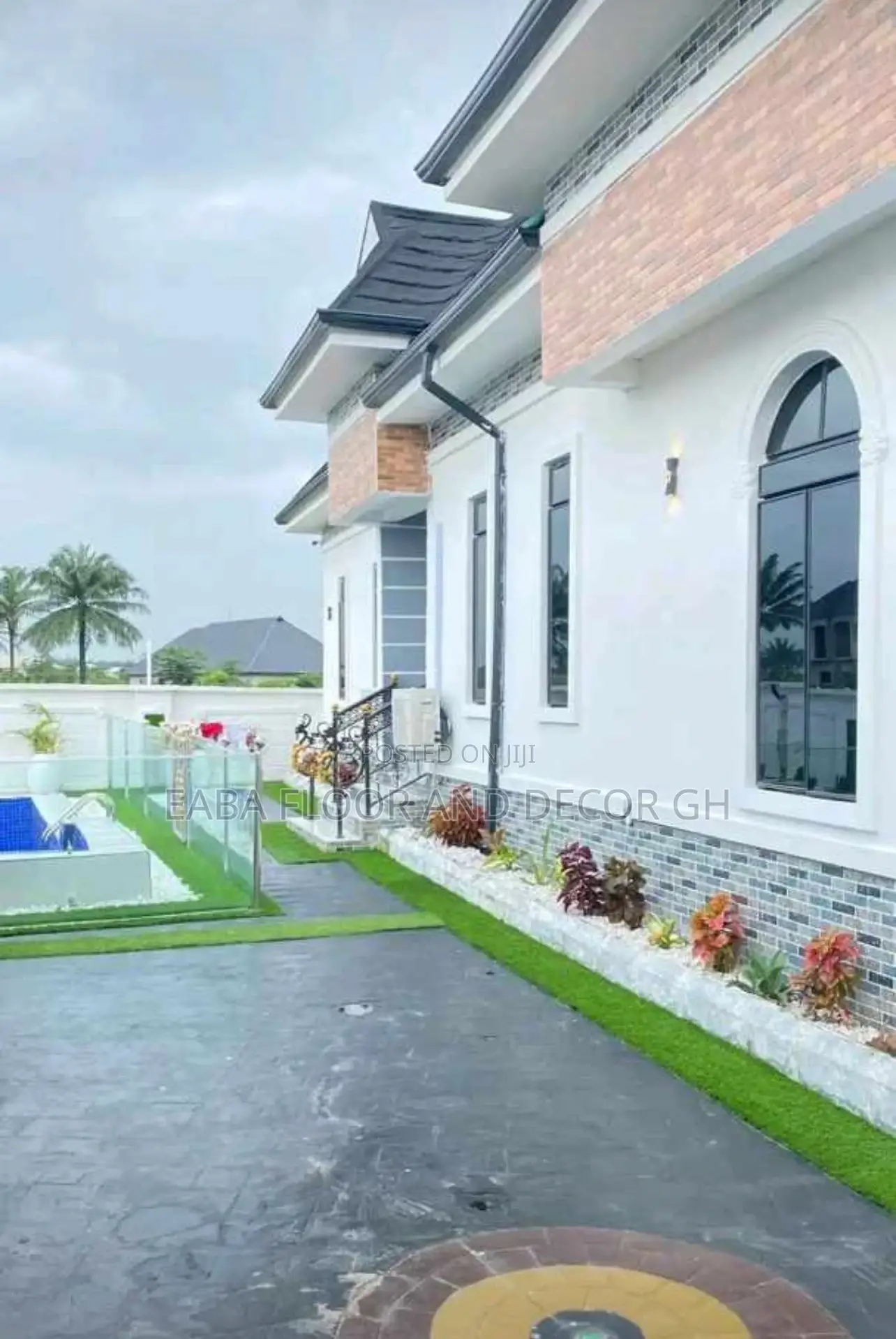 Brownish/Green Artificial Grass.