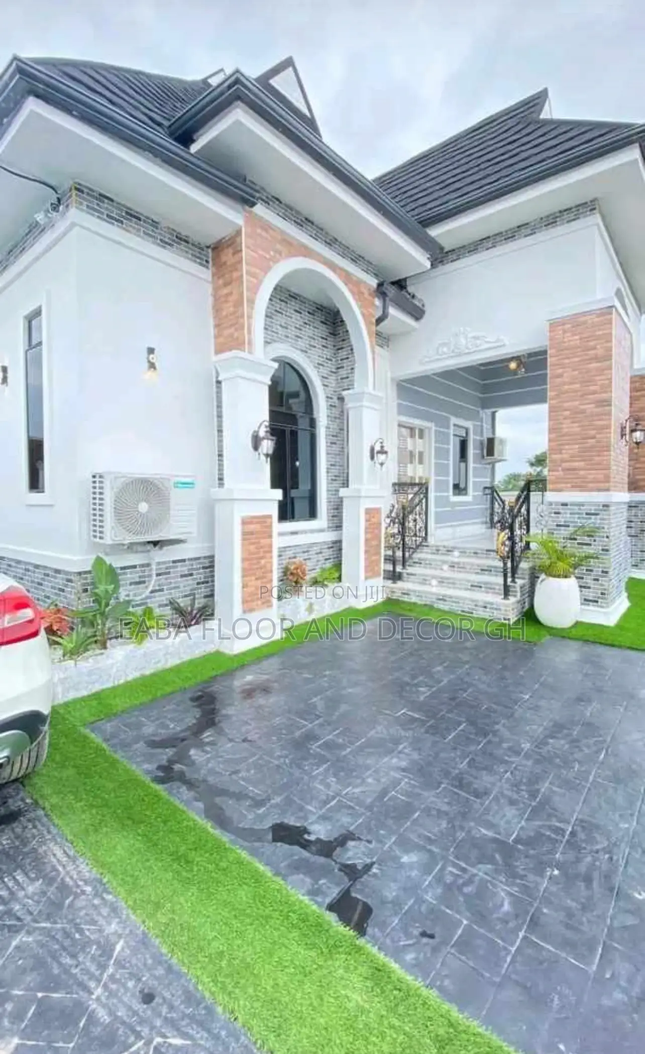 Brownish/Green Artificial Grass.