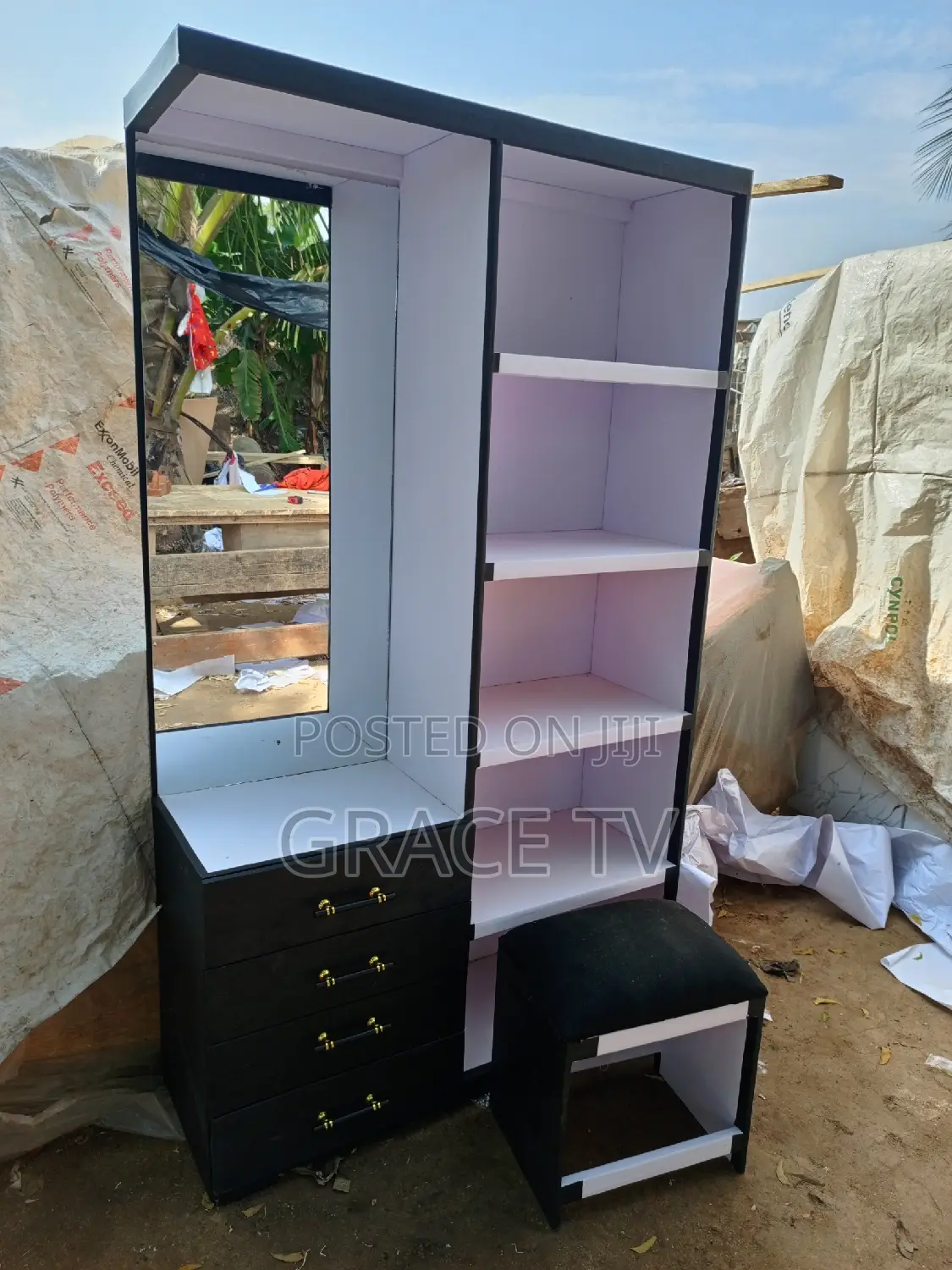 Quality Dressing Mirror With Rack