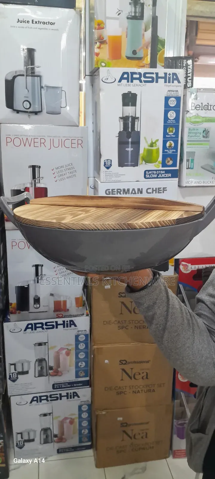 36cm Cast Iron Wok With Bamboo Lid