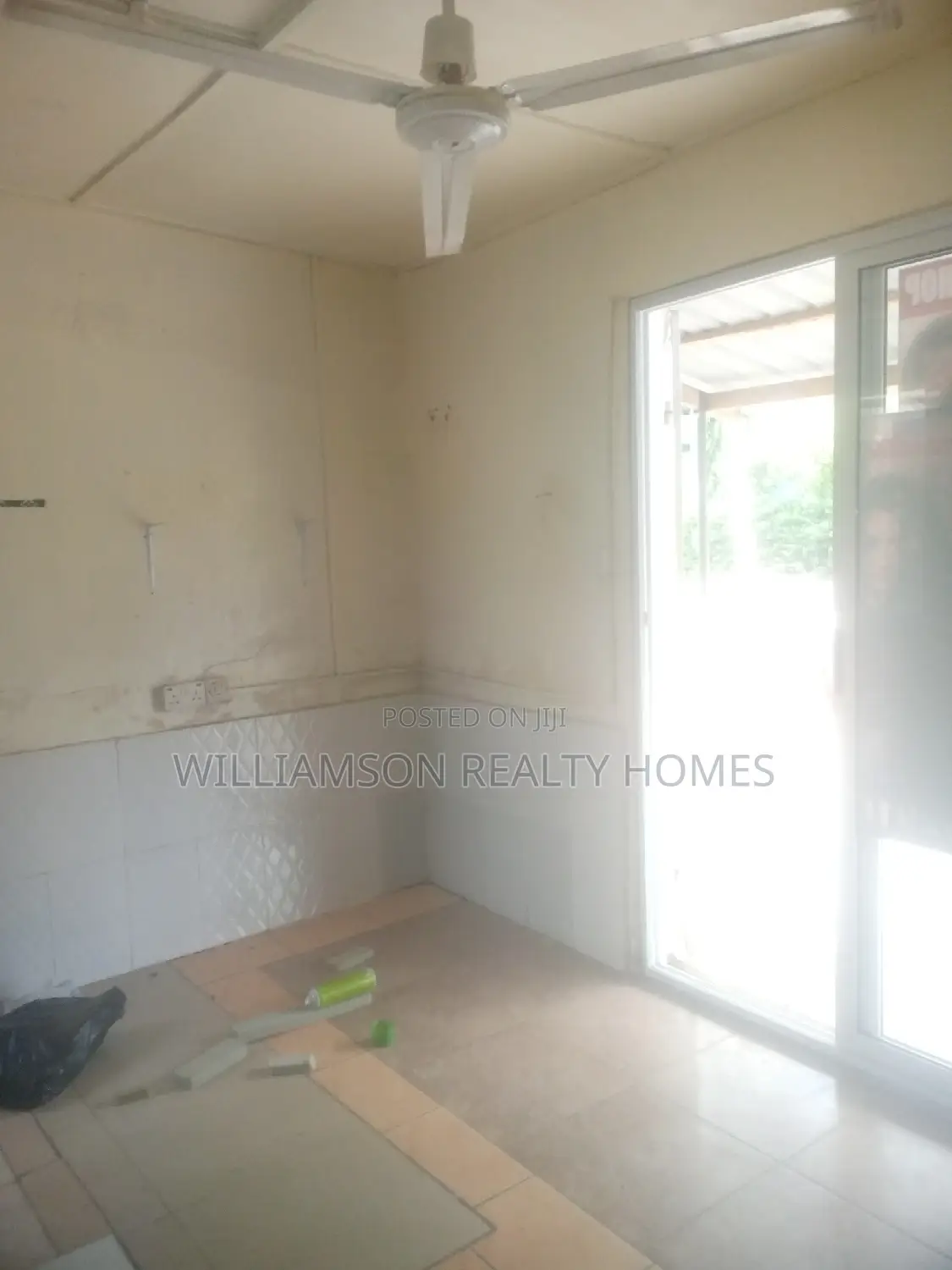 Exclusive Road Side/Busy Shop/Store/Showroom, Spintex