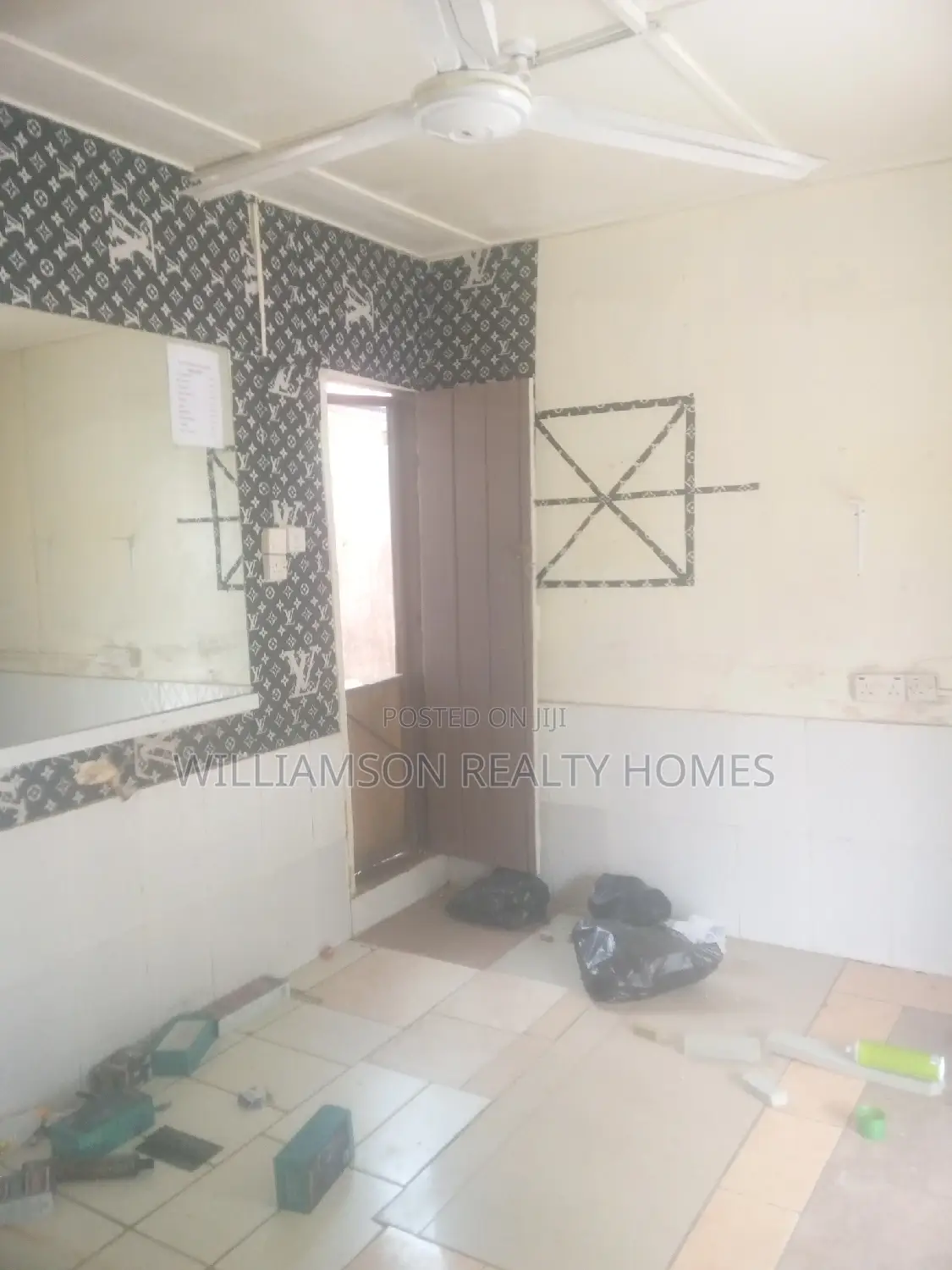 Exclusive Road Side/Busy Shop/Store/Showroom, Spintex