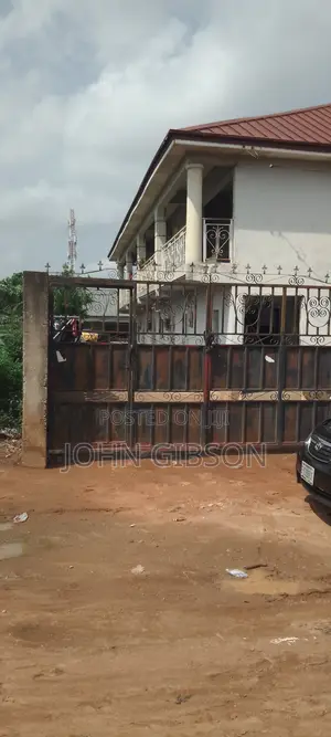 8bdrm Block of Flats in Amanhia, Accra Metropolitan for sale