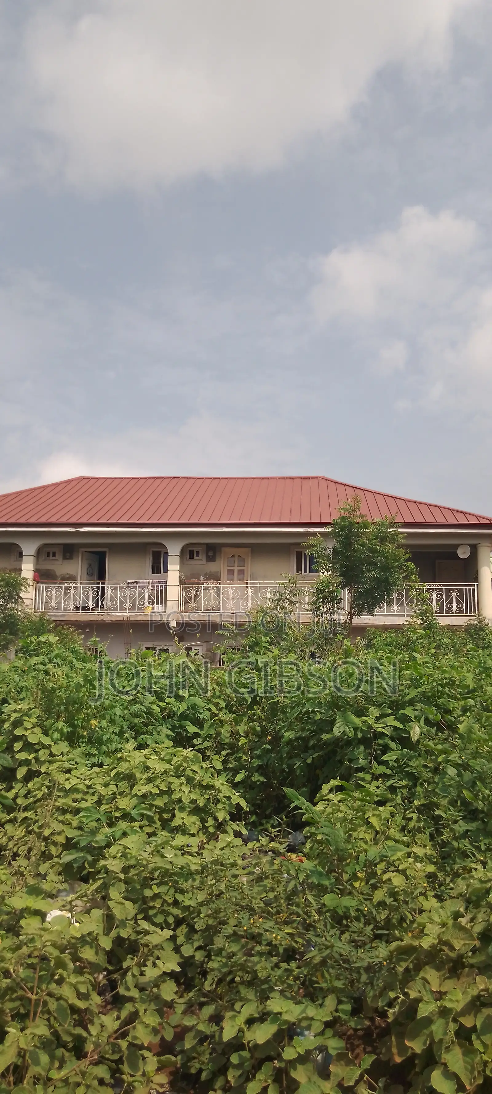 8bdrm Block of Flats in Amanhia, Accra Metropolitan for sale