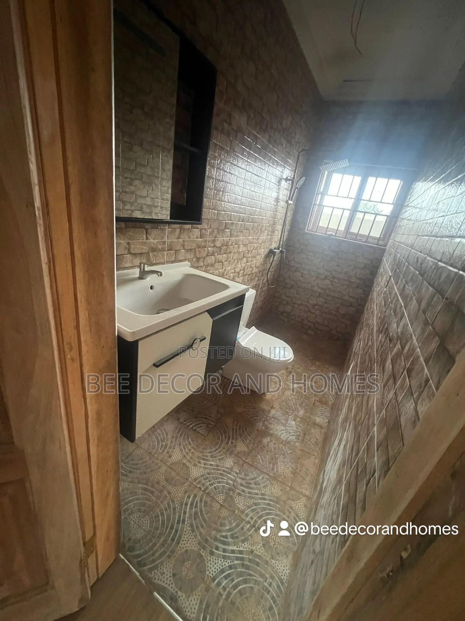 3bdrm House in Bee Decor & Homes, Old Ashomang for sale