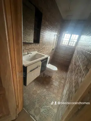 3bdrm House in Bee Decor & Homes, Old Ashomang for sale