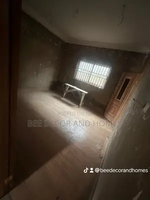3bdrm House in Bee Decor & Homes, Old Ashomang for sale