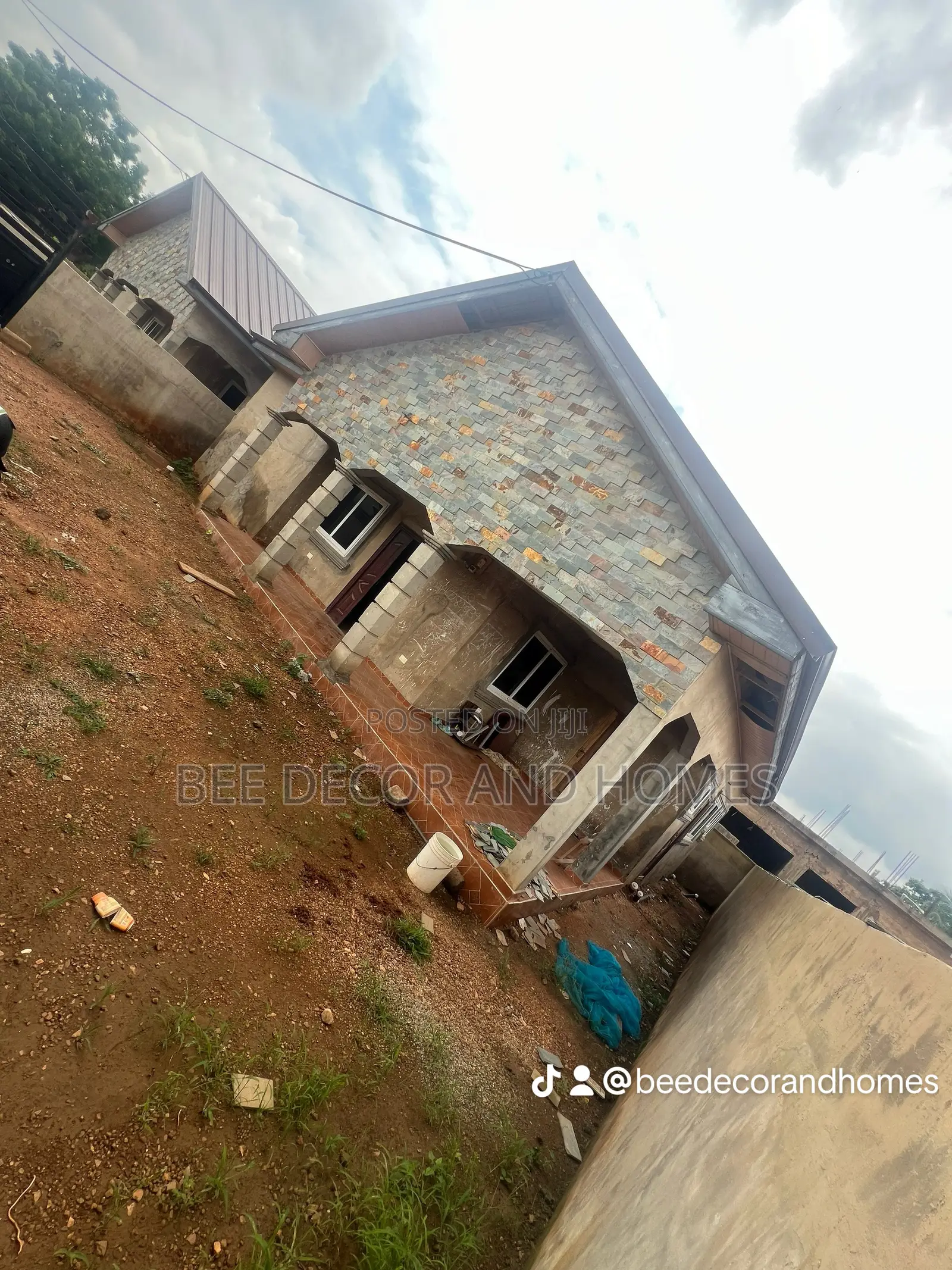 3bdrm House in Bee Decor & Homes, Old Ashomang for sale