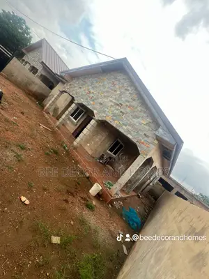 3bdrm House in Bee Decor & Homes, Old Ashomang for sale