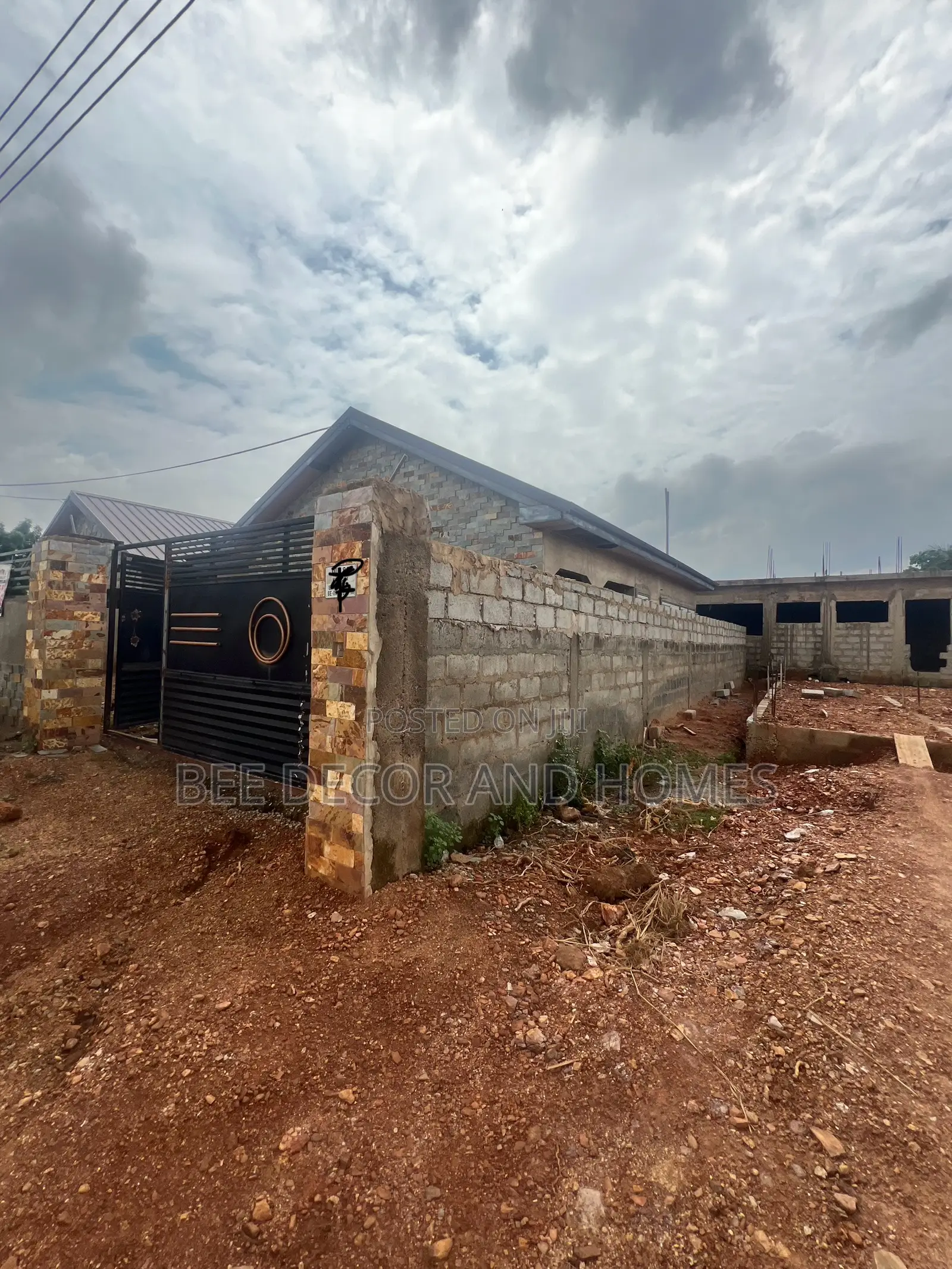 3bdrm House in Bee Decor & Homes, Old Ashomang for sale