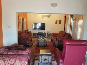 5bdrm House in West Hills Mall for sale