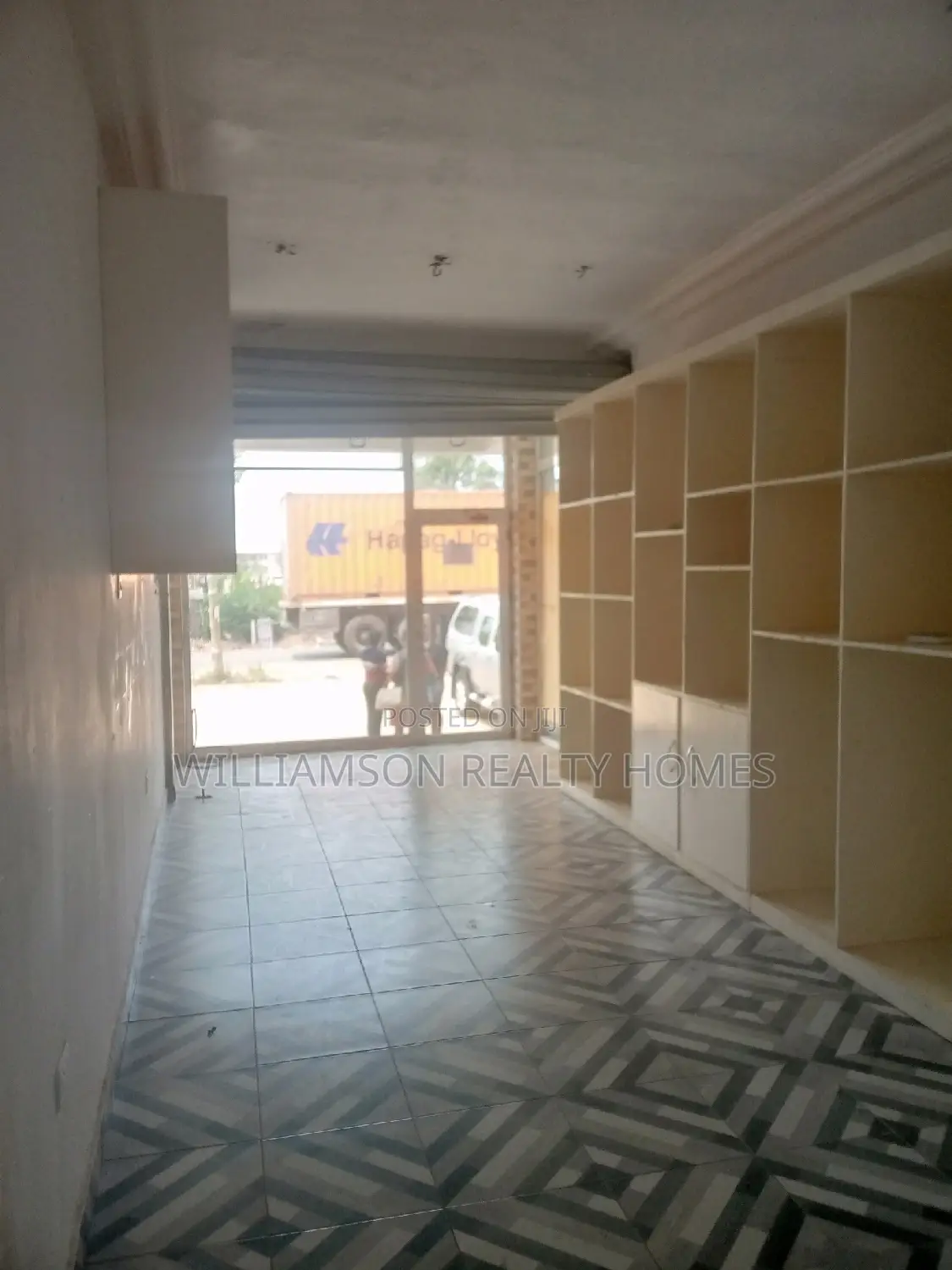Spacious,Busy,Roadside Shop/Store/Showroom,Warehouse,Spintex