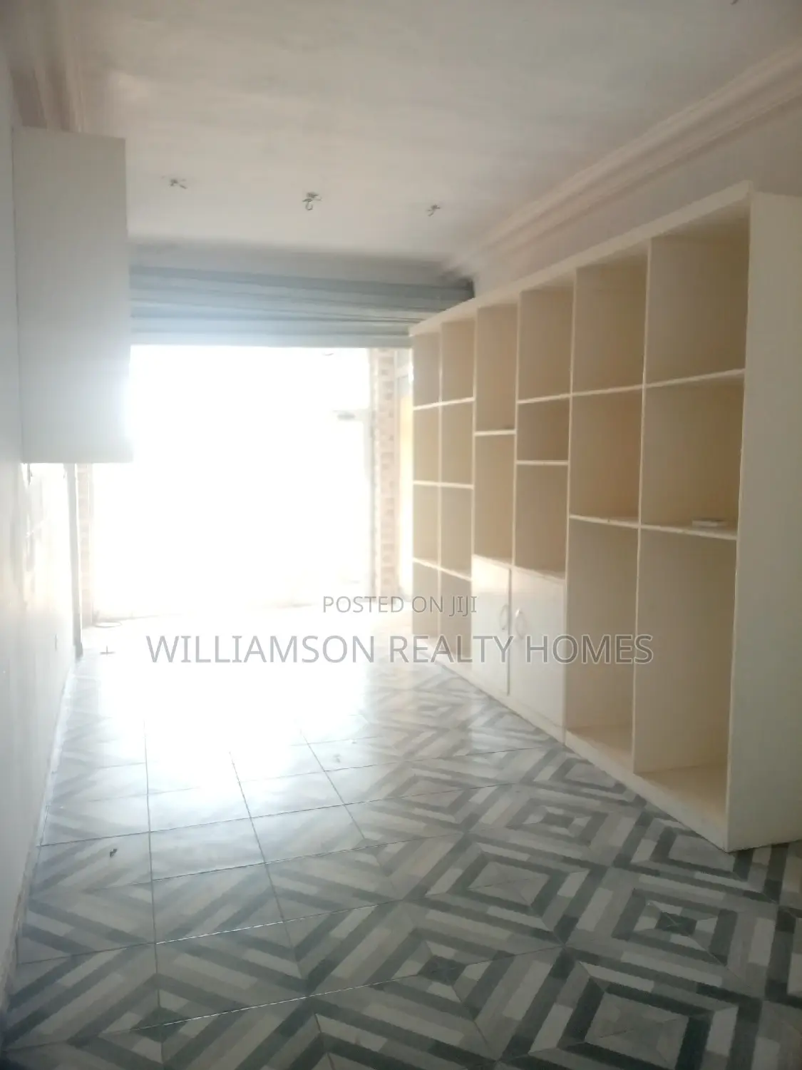 Spacious,Busy,Roadside Shop/Store/Showroom,Warehouse,Spintex