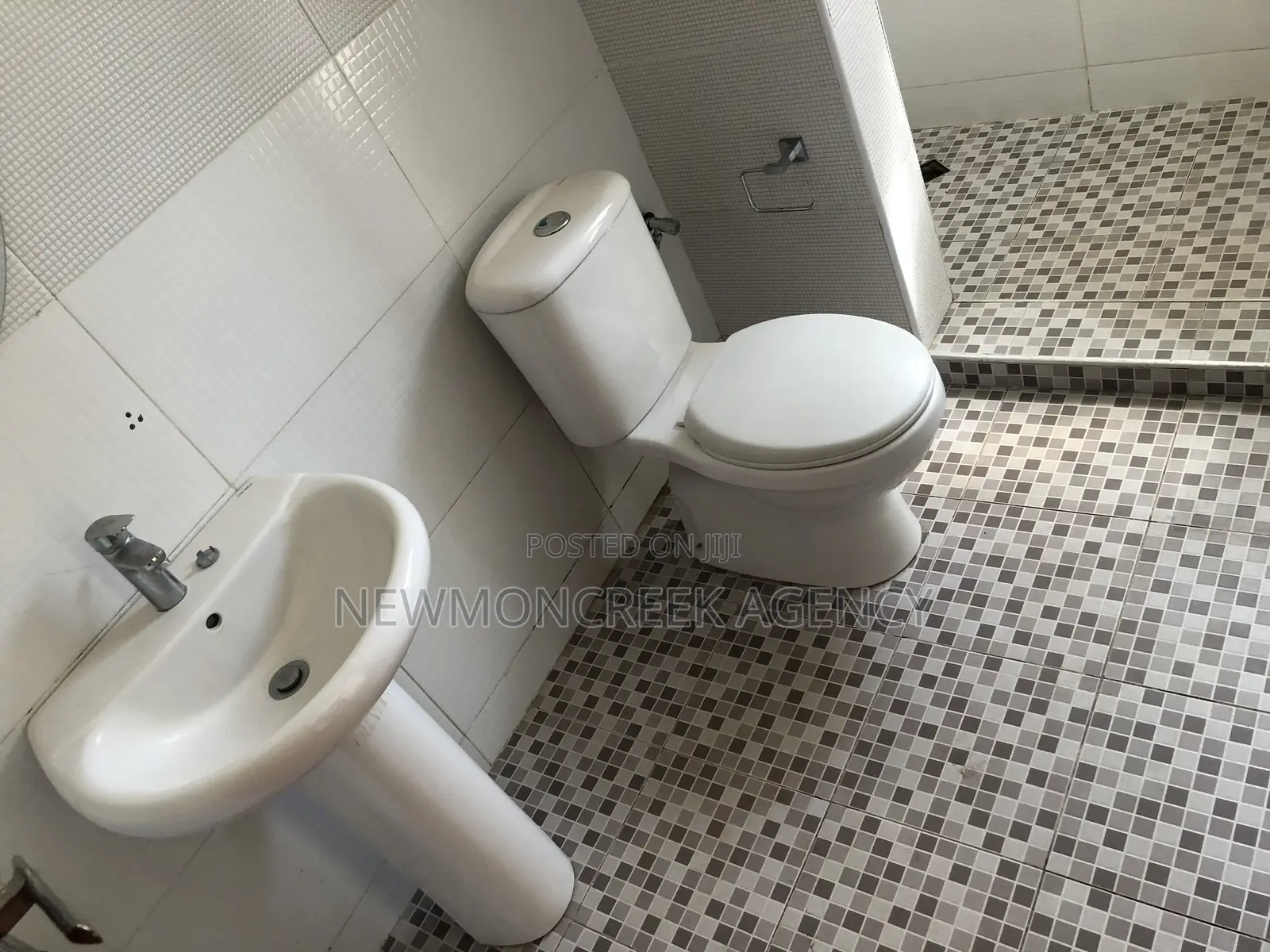 3bdrm Bungalow in Gated Est.Oyibi. for sale