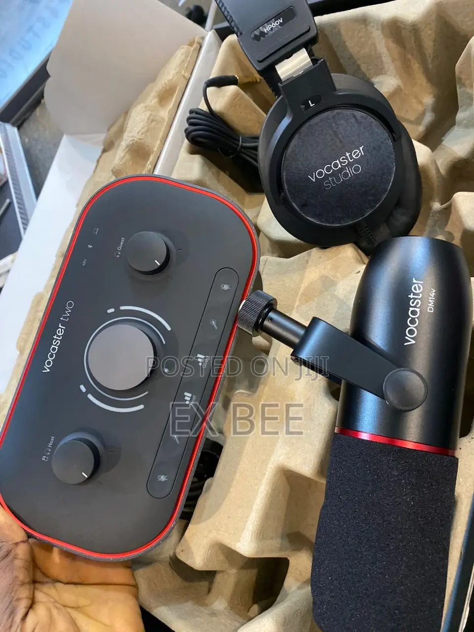 Focusrite Vocaster Two Studio Recording Bundle