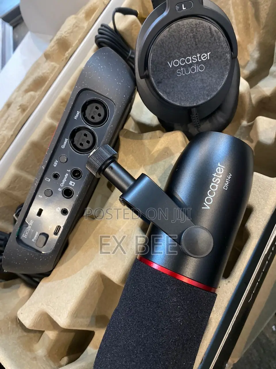 Focusrite Vocaster Two Studio Recording Bundle