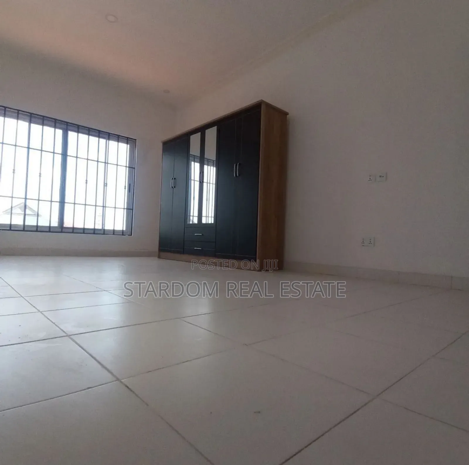 3bdrm Duplex in School Junction for sale