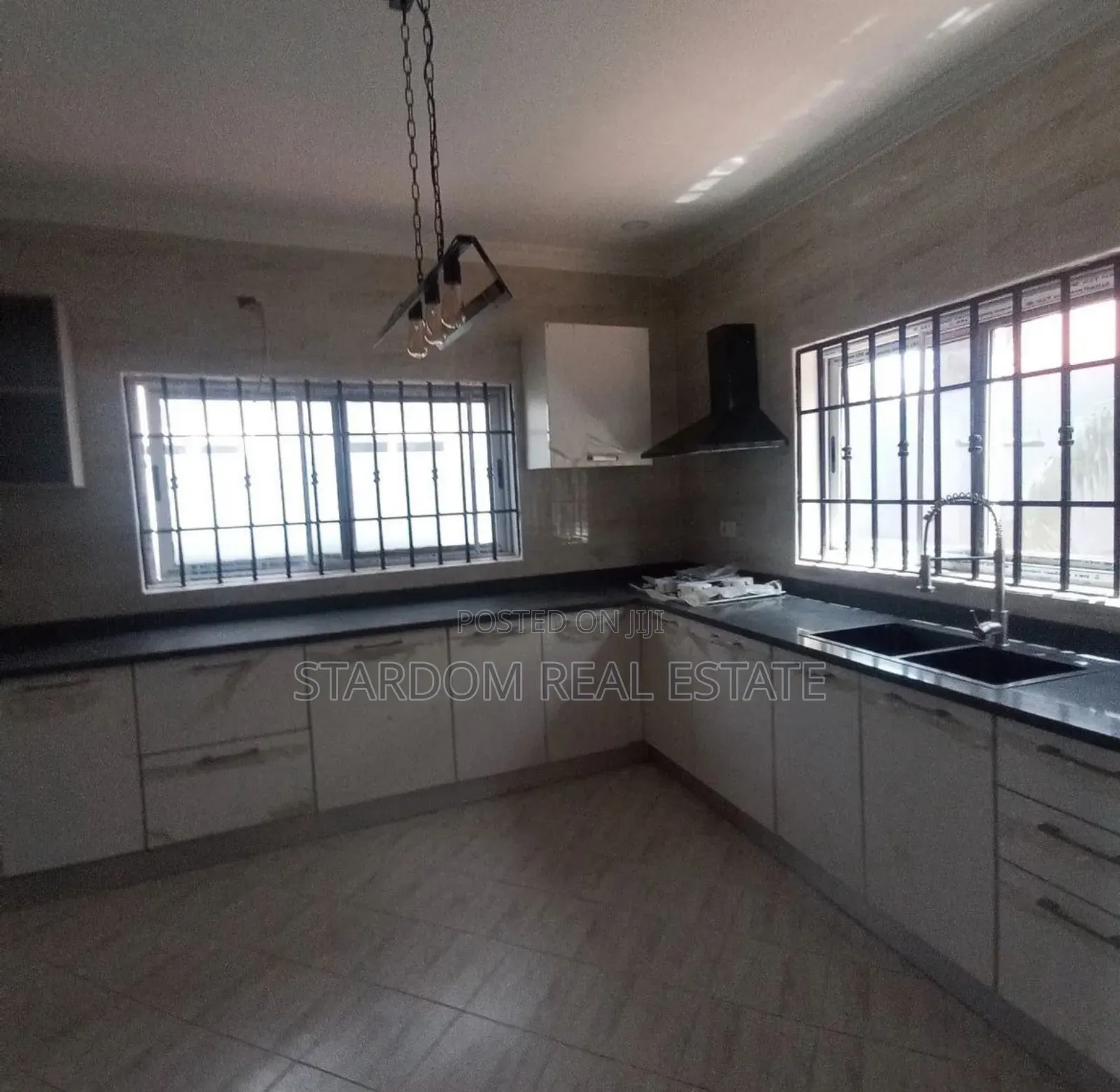 3bdrm Duplex in School Junction for sale