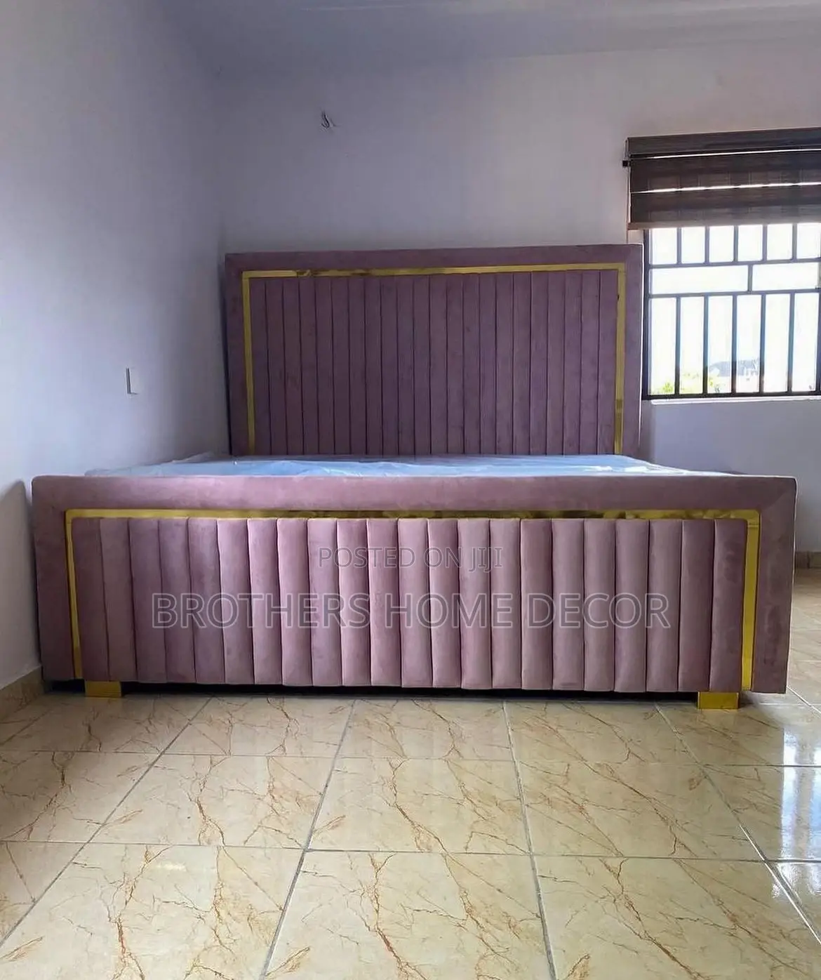 Luxurious Queen Size With Mattress One Side Cabinets