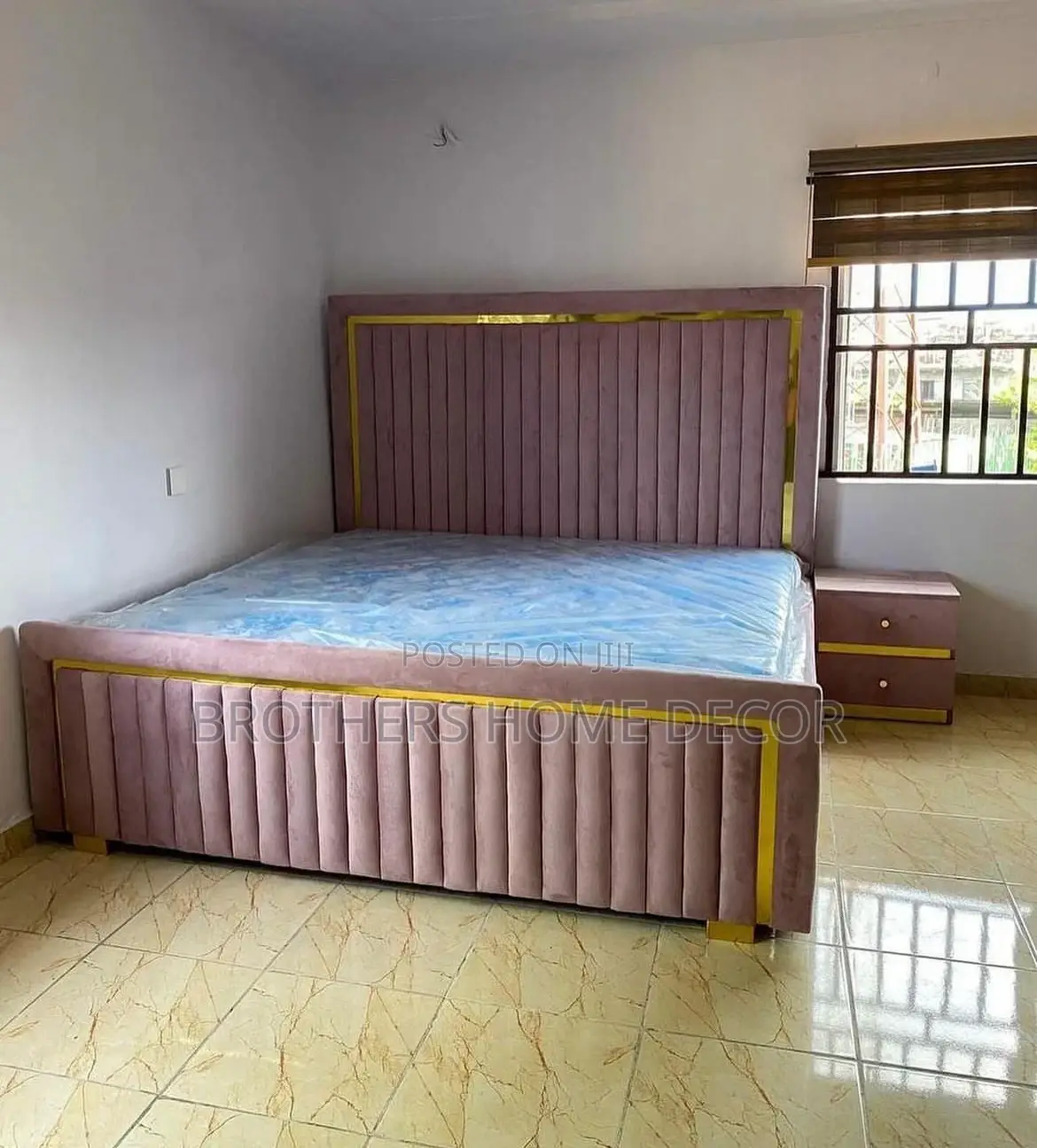 Luxurious Queen Size With Mattress One Side Cabinets