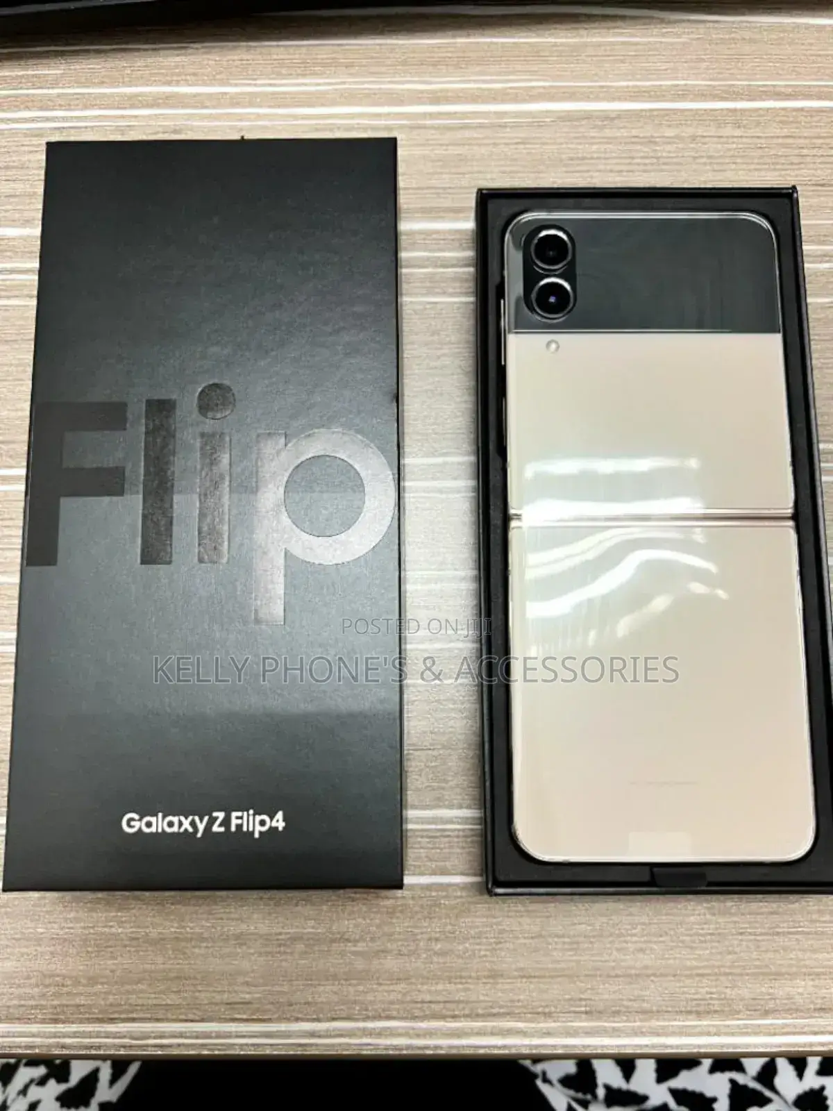 New Samsung Galaxy Z Flip4 256 GB Gold