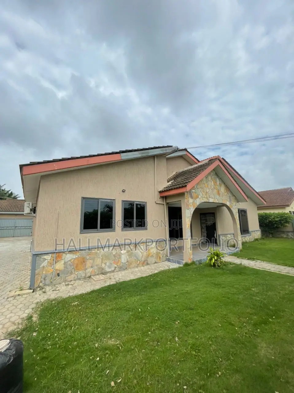 5bdrm Bungalow in Emefs Estate, Tema Metropolitan for sale